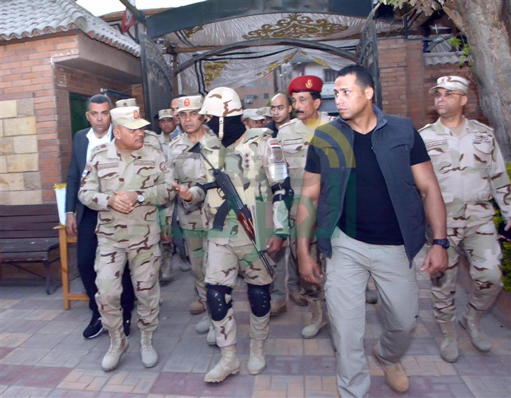 وزير الدفاع والإنتاج الحربى يتفقد عدد من اللجان الإنتخابية