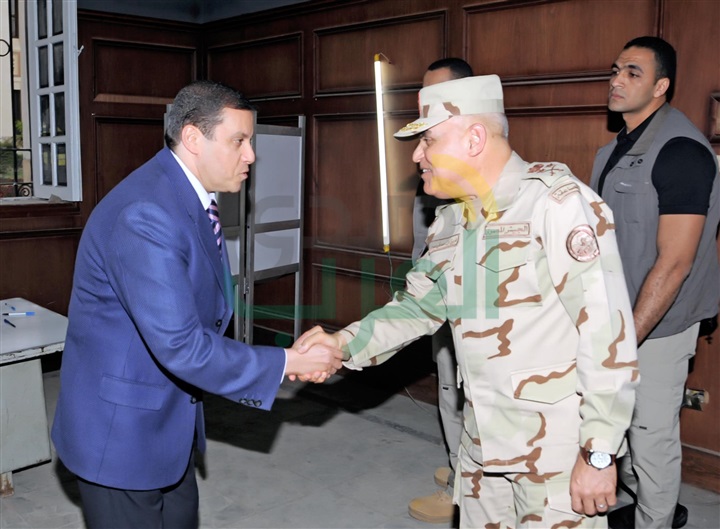وزير الدفاع والإنتاج الحربى يتفقد عدد من اللجان الإنتخابية