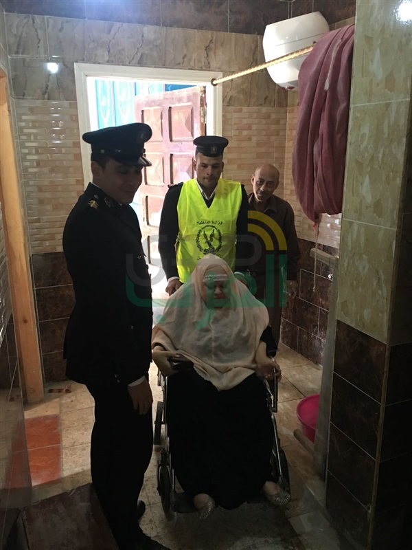 بالصور.. الشرطة تنقل مريضة من مسكنها للإدلاء بصوتها فى الانتخابات