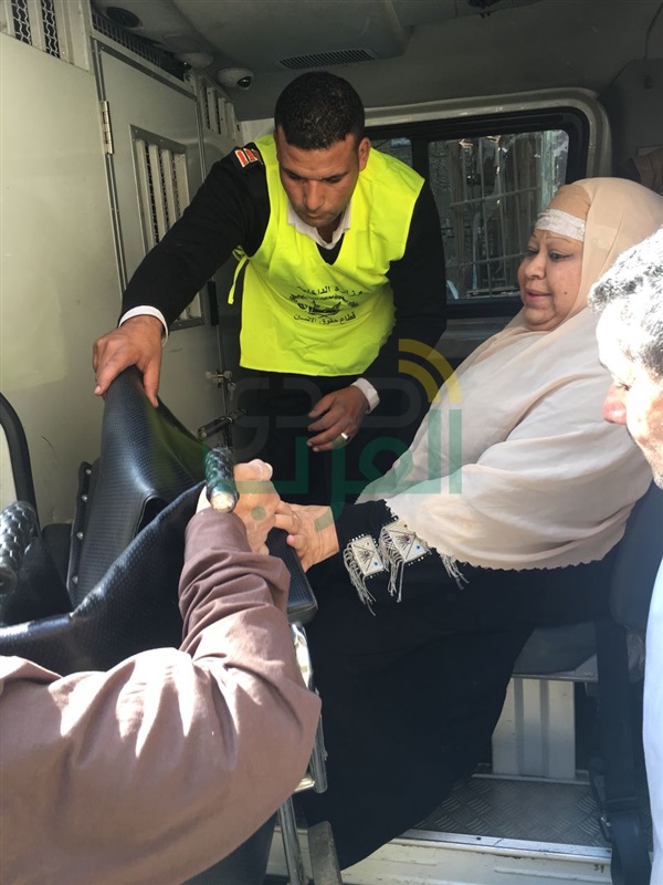 بالصور.. الشرطة تنقل مريضة من مسكنها للإدلاء بصوتها فى الانتخابات