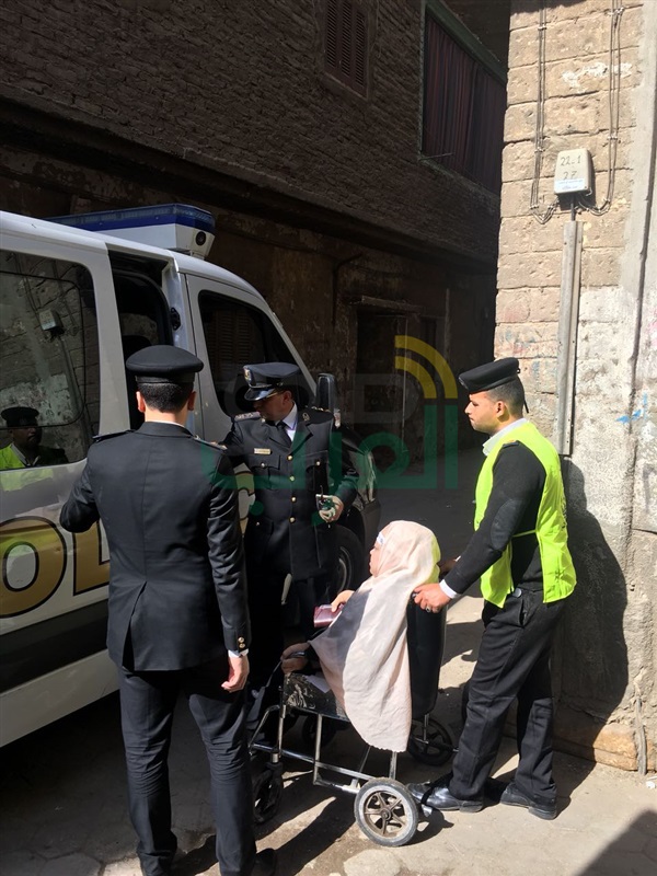 بالصور.. الشرطة تنقل مريضة من مسكنها للإدلاء بصوتها فى الانتخابات