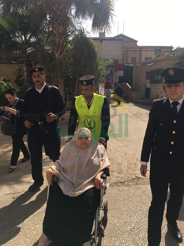 بالصور.. الشرطة تنقل مريضة من مسكنها للإدلاء بصوتها فى الانتخابات