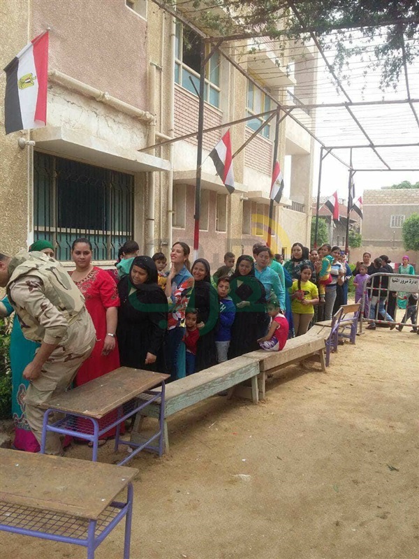 بالصور.. إقبال جماهيري على التصويت بمحافظة قنا