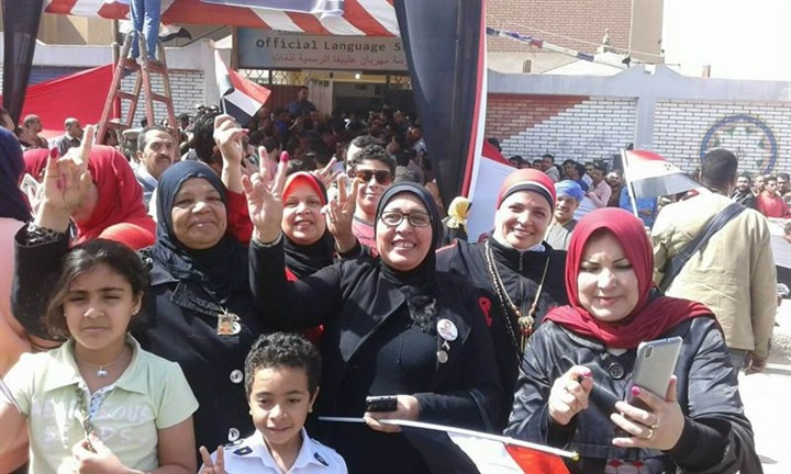 بالصور.. أرملة الشهيد عادل رجائي تُدلي بصوتها فى الانتخابات الرئاسية