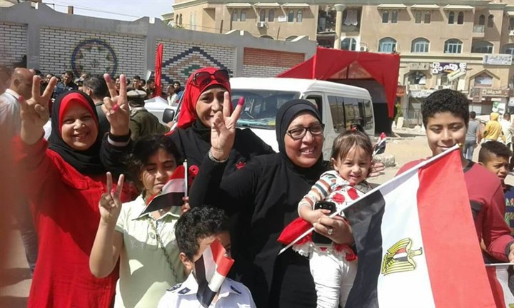 بالصور.. أرملة الشهيد عادل رجائي تُدلي بصوتها فى الانتخابات الرئاسية