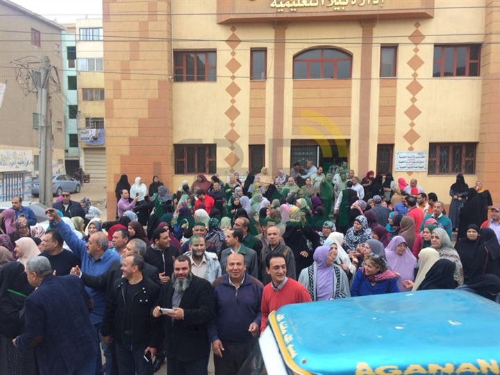 بالصور....العاملون بإدارة "بيلا" التعليمية يتوجهون للادلاء بأصواتهم في الانتخابات 