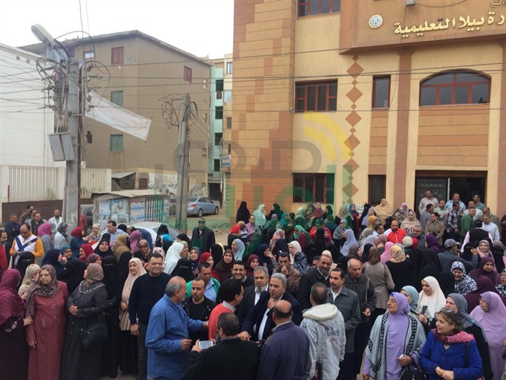 بالصور....العاملون بإدارة "بيلا" التعليمية يتوجهون للادلاء بأصواتهم في الانتخابات 