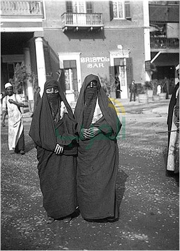 دراسة تبرز ذوق المرأة المصرية فى اختيار ملابسها زهاء خلال 4 قرون دراسة تبرز ذوق المرأة المصرية فى اختيار ملابسها زهاء خلال 4 قرون