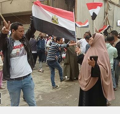 بالصور.. الحشود الشعبية بلجان عزبة النخل واحتفالات الناخبين بالعرس الديمقراطي