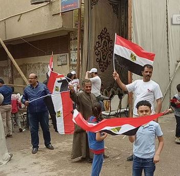 بالصور.. الحشود الشعبية بلجان عزبة النخل واحتفالات الناخبين بالعرس الديمقراطي