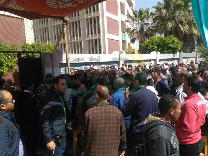 بالصور.. الحاجة "وهيبة" بكفرالشيخ تتحدي ظروفها الصحية: نزلت علشان مستقبل ولادنا وربنا يحفظ جيشنا وشرطتتنا