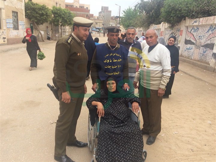 بالصور.. الحاجة "وهيبة" بكفرالشيخ تتحدي ظروفها الصحية: نزلت علشان مستقبل ولادنا وربنا يحفظ جيشنا وشرطتتنا