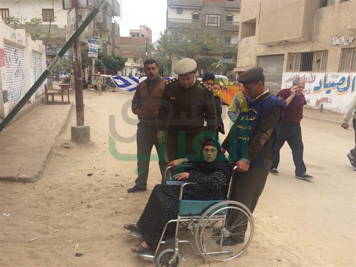 بالصور.. الحاجة "وهيبة" بكفرالشيخ تتحدي ظروفها الصحية: نزلت علشان مستقبل ولادنا وربنا يحفظ جيشنا وشرطتتنا