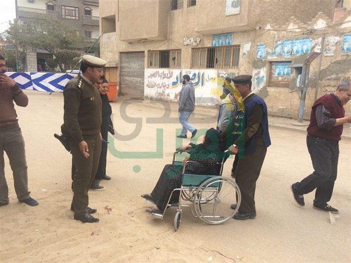 بالصور.. الحاجة "وهيبة" بكفرالشيخ تتحدي ظروفها الصحية: نزلت علشان مستقبل ولادنا وربنا يحفظ جيشنا وشرطتتنا