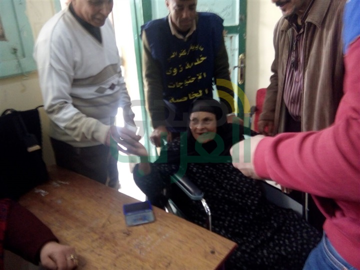 بالصور.. الحاجة "وهيبة" بكفرالشيخ تتحدي ظروفها الصحية: نزلت علشان مستقبل ولادنا وربنا يحفظ جيشنا وشرطتتنا