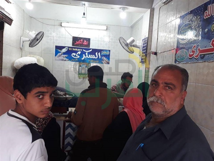 بالصور...سوق "الفسيخ" بكفر الشيخ قِبلة المشاهير والمواطنين في "شم النسيم"