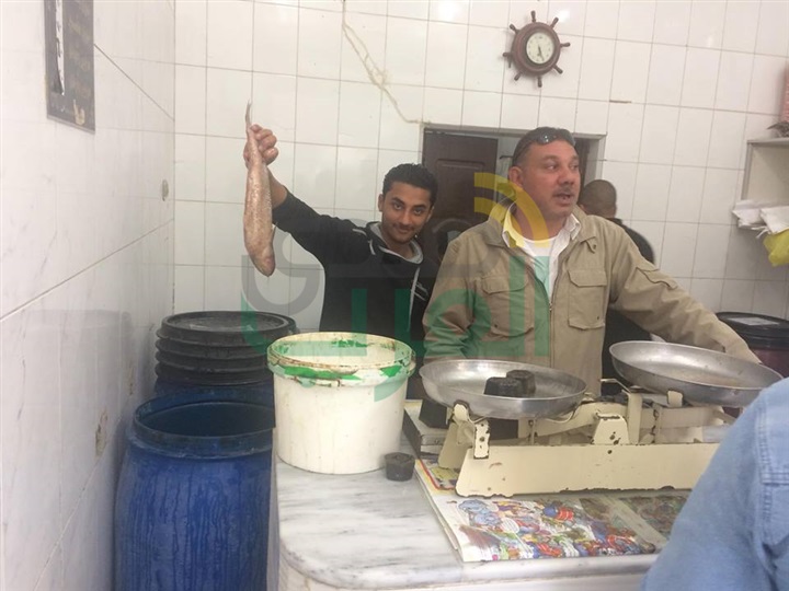 بالصور...سوق "الفسيخ" بكفر الشيخ قِبلة المشاهير والمواطنين في "شم النسيم"