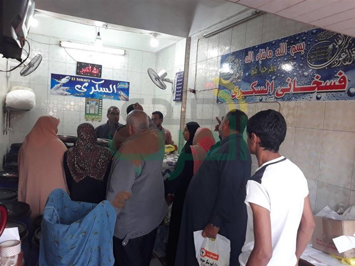 بالصور...سوق "الفسيخ" بكفر الشيخ قِبلة المشاهير والمواطنين في "شم النسيم"