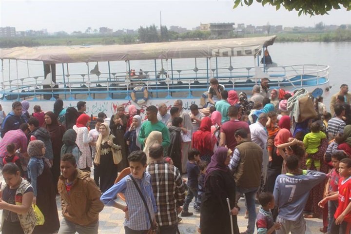 بالصور.. توافد المواطنين علي الحدائق والمنتزهات بكفر الشيخ 