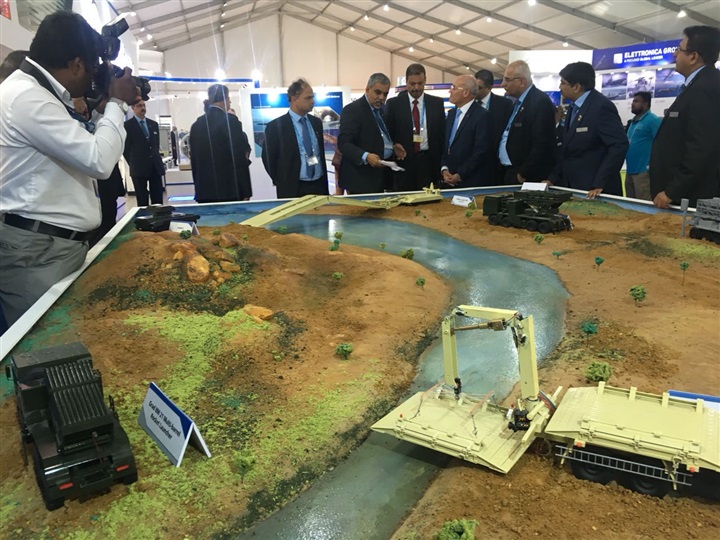 بالصور.. "العصار" يُشارك فى فاعليات معرض "DEFEXPO18" في الهند