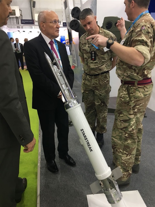 بالصور.. "العصار" يُشارك فى فاعليات معرض "DEFEXPO18" في الهند