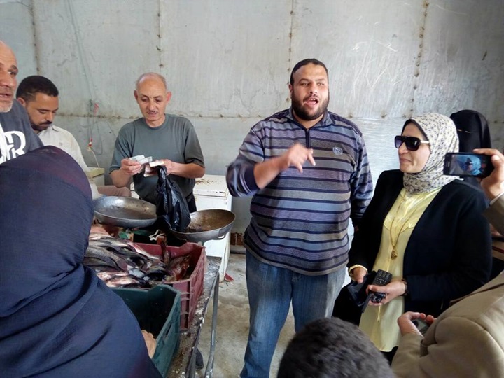 بالصور.. محافظ كفر الشيخ يُتابع وصول أسماك "غليون" للمنافذ 