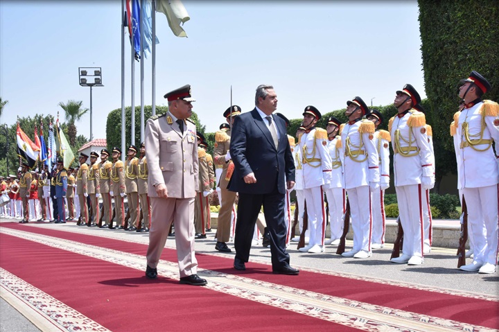 وزير الدفاع يلتقي نظيره اليوناني