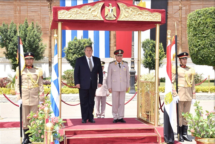 وزير الدفاع يلتقي نظيره اليوناني