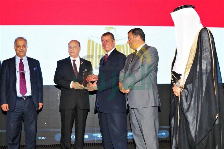 بالصور...المجلس «الأفرو آسيوي» يمنح محافظ كفر الشيخ جائزة للتنمية المستدامة