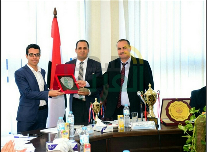 رئيس جامعة دمنهور يكرم صاحب أفضل رسالة دكتوراه لفوزه بجائزة بغداد الدولية في العلوم المحاسبية رئيس جامعة دمنهور يكرم صاحب أفضل رسالة دكتوراه لفوزه بجائزة بغداد الدولية في العلوم المحاسبية
