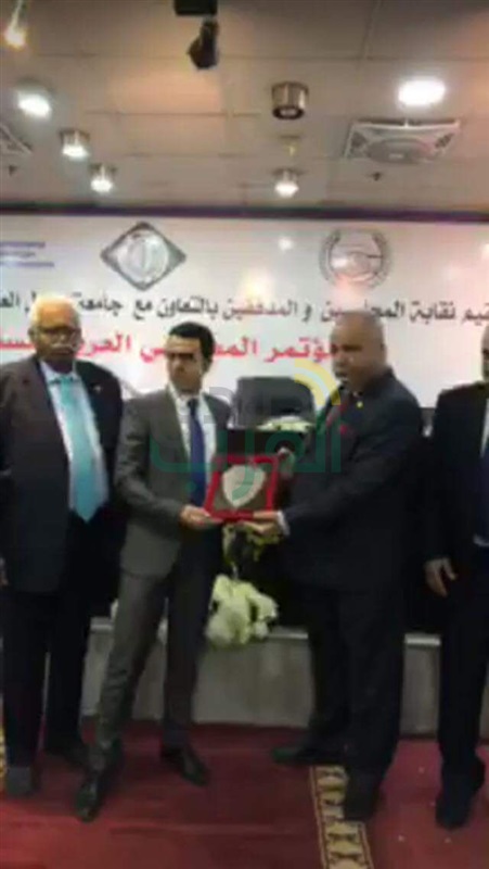 رئيس جامعة دمنهور يكرم صاحب أفضل رسالة دكتوراه لفوزه بجائزة بغداد الدولية في العلوم المحاسبية رئيس جامعة دمنهور يكرم صاحب أفضل رسالة دكتوراه لفوزه بجائزة بغداد الدولية في العلوم المحاسبية