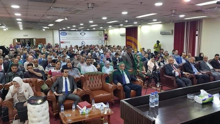 رئيس جامعة دمنهور يكرم صاحب أفضل رسالة دكتوراه لفوزه بجائزة بغداد الدولية في العلوم المحاسبية رئيس جامعة دمنهور يكرم صاحب أفضل رسالة دكتوراه لفوزه بجائزة بغداد الدولية في العلوم المحاسبية