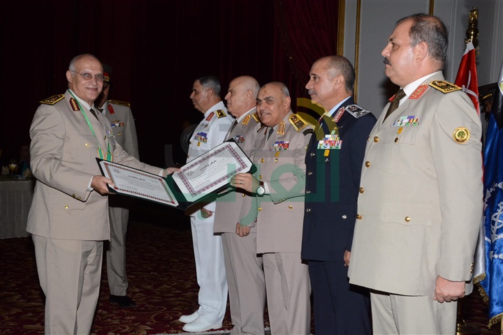 "وزير الدفاع" يكرم القادة المحالين للتقاعد