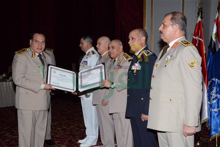"وزير الدفاع" يكرم القادة المحالين للتقاعد