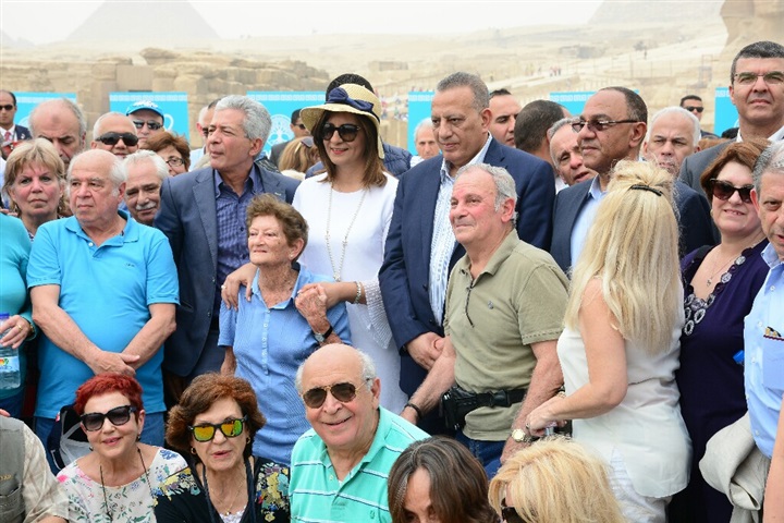 بالصور.. وفد قبرصي يوناني من الأهرامات: "تحيا مصر" بالصور.. وفد قبرصي يوناني من الأهرامات: "تحيا مصر"