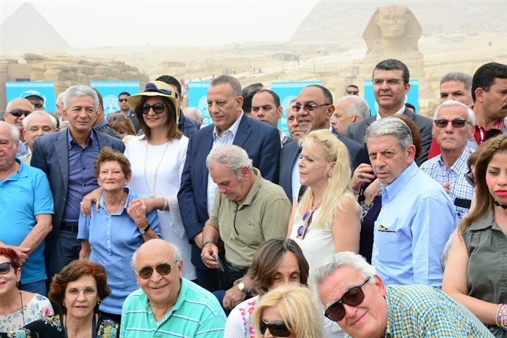بالصور.. وفد قبرصي يوناني من الأهرامات: "تحيا مصر" بالصور.. وفد قبرصي يوناني من الأهرامات: "تحيا مصر"
