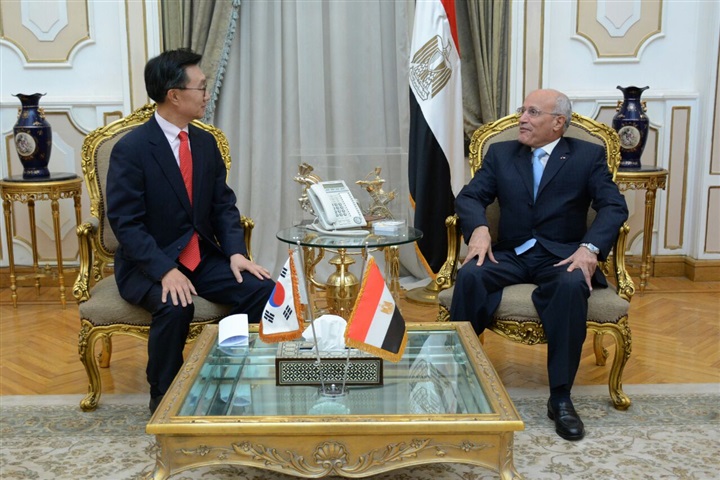 بالصور.. "العصار" يستقبل سفير كوريا الجنوبية
