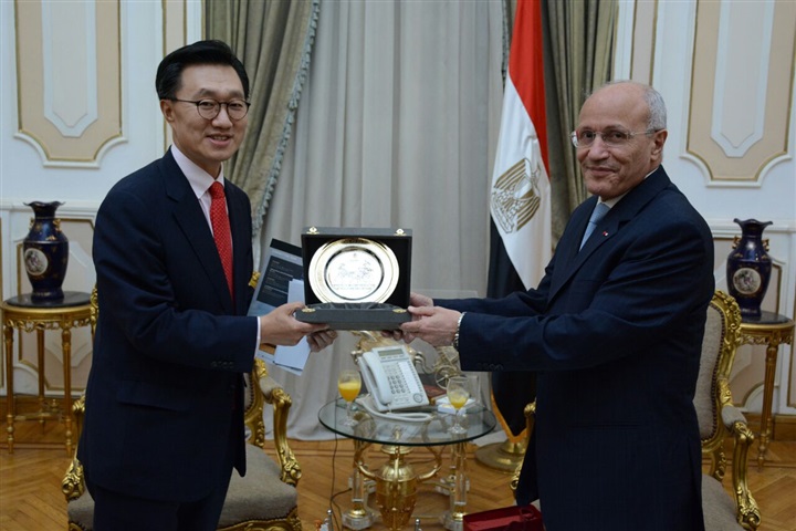 بالصور.. "العصار" يستقبل سفير كوريا الجنوبية