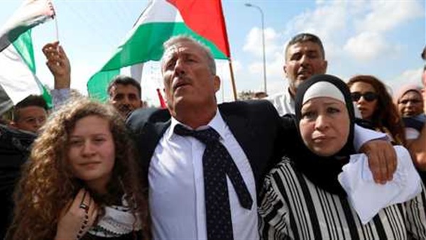 عهد التميمى مع والديها
