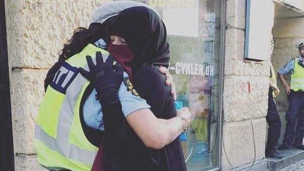 عناق بين متظاهرة