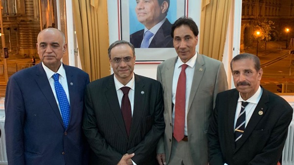 وفي الصورة يبدو من