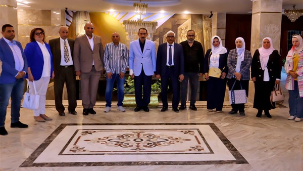 محافظ سوهاج مع وفد