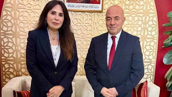 وزيرة الإسكان مع