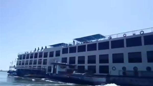 الباخرة السياحية