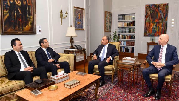 وزير الخارجية يستقبل
