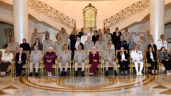 وزير الدفاع يكرم